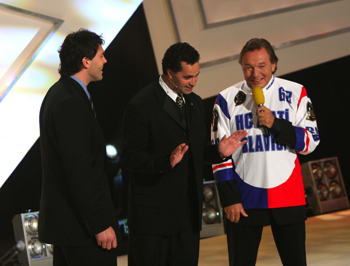 Na archivním záběru vysekl Jágrovi poklonu i samotný Karel Gott.