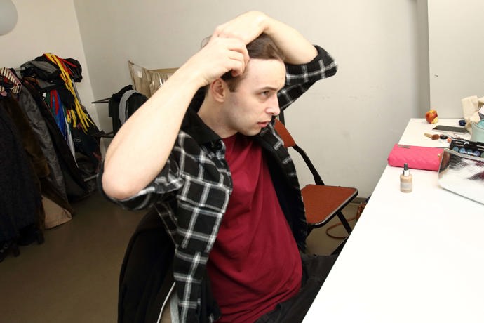 Muzikálový zpěvák Roman Tomeš přichází do maskéry dvě hodiny před představením. Kromě líčení musí stihnout ještě zkoušku s živou kapelou.