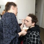 Kolegyně Vendula Příhodová pomáhá Romanovi s komplikovanějším líčením očí.