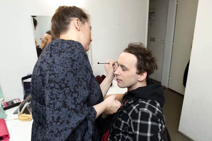 Kolegyně Vendula Příhodová pomáhá Romanovi s komplikovanějším líčením očí.