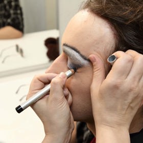 Kromě výrazných očních stínů a obočí nechybí ani tužka na oči.