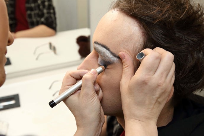 Kromě výrazných očních stínů a obočí nechybí ani tužka na oči.