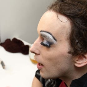 Vendula Příhodová aplikovala Romanovi také umělé řasy.