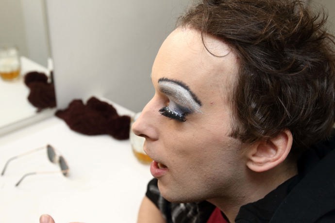 Vendula Příhodová aplikovala Romanovi také umělé řasy.