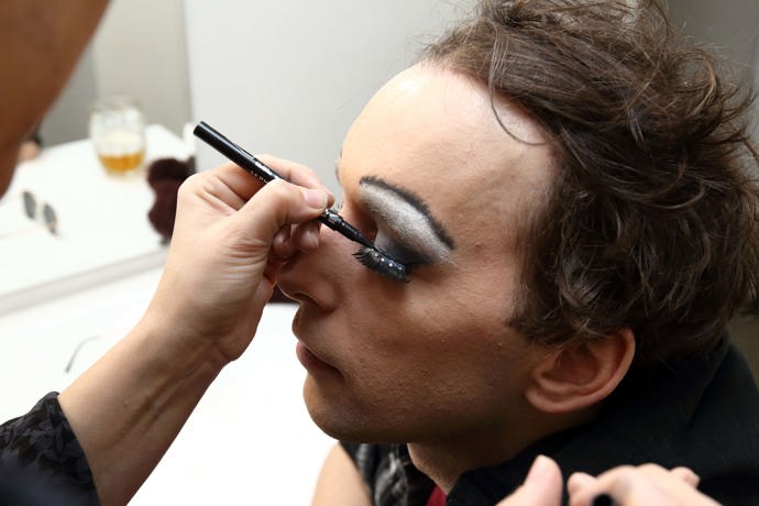 S umělými řasami Roman Tomeš žádné problémy nemá.