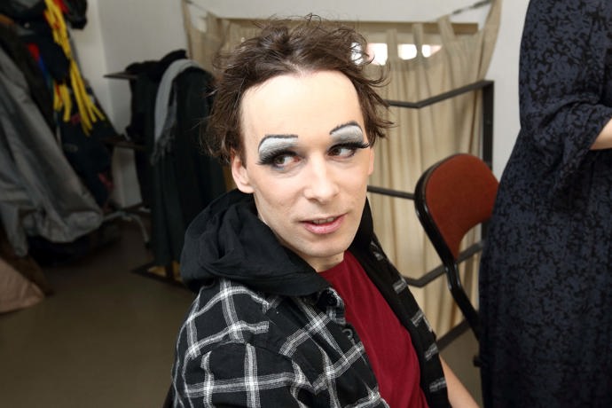 Jak sám Roman Tomeš říká, v maskérně si připadá jako monstrum. Není sám sebou ani zpěvačkou.