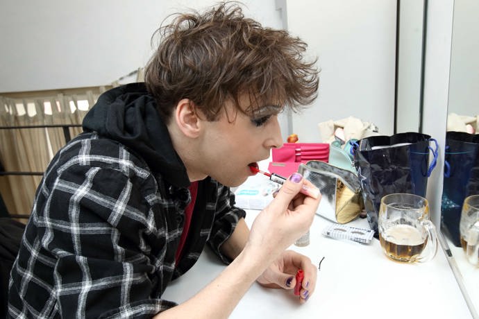 Final touch, tak Roman Tomeš říká aktu, kdy si rty obtahuje výraznou rtěnkou.