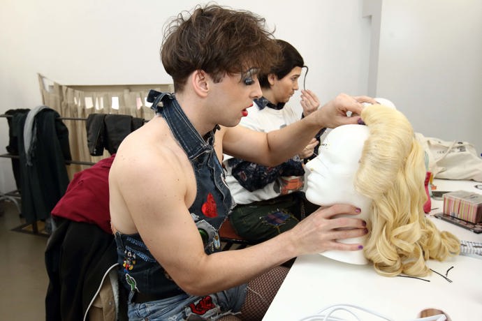 Když je líčení hotové, přichází na řadu ikonická paruka z dílny vlásenkářky Jarmily Kamínkové.