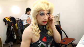 Roman Tomeš se mění v genderqueer zpěvačku: Exkluzivní pohled do maskérny hry Hedwig a její Angry Inch