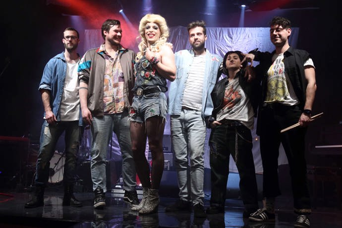 Představení doprovází čtyřčlenná kapela v čele s uznávaným hudebníkem, skladatelem a producentem Jiřím Vidasovem.