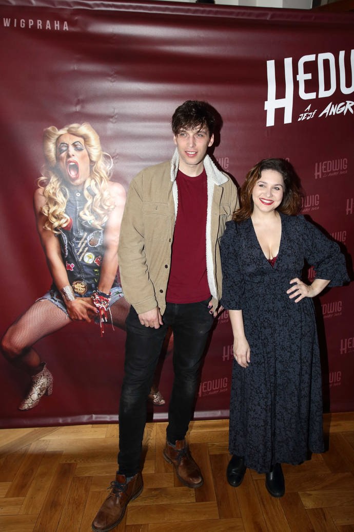 Po představení se Roman Tomeš s Vendulou Příhodovou přišli vyfotit v civilu.