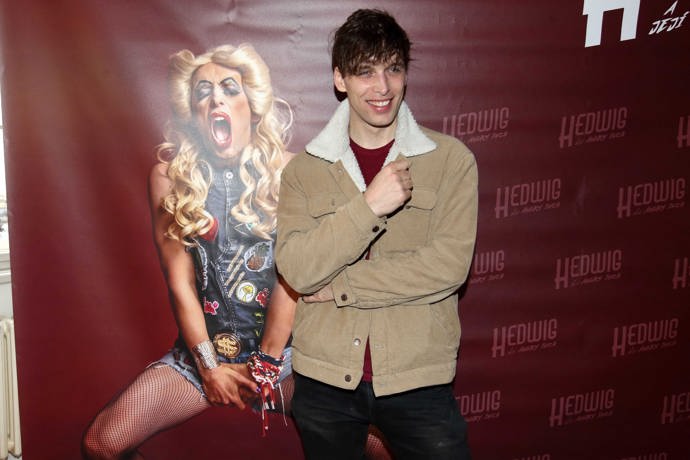 Říká, že se nikdy nemusel tak často holit a doma se mu prý manželka Michaela směje, že vypadá jako holátko.