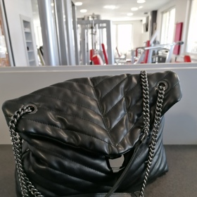 Kabelka Hanky Kynychové je kožená, prošívaná a díky řemínkům také variabilní v možnostech nošení.