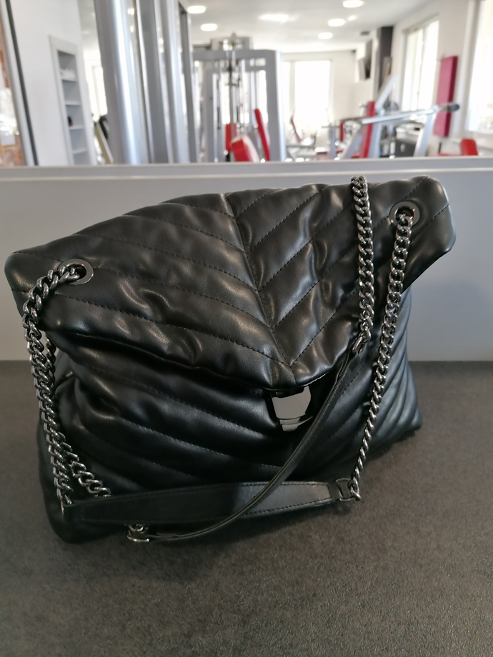 Kabelka Hanky Kynychové je kožená, prošívaná a díky řemínkům také variabilní v možnostech nošení.