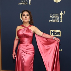Herečka Salma Hayek (55) se právem řadí mezi nejhezčí ženy světa. Svou krásu navíc dokáže perfektně podtrhnout vhodným outfitem. Jinak tomu nebylo ani v tomto případě, kdy herečka vsadila na smyslné hedvábné šaty v červenorůžovém odstínu s originálně řešenou horní částí modelu.