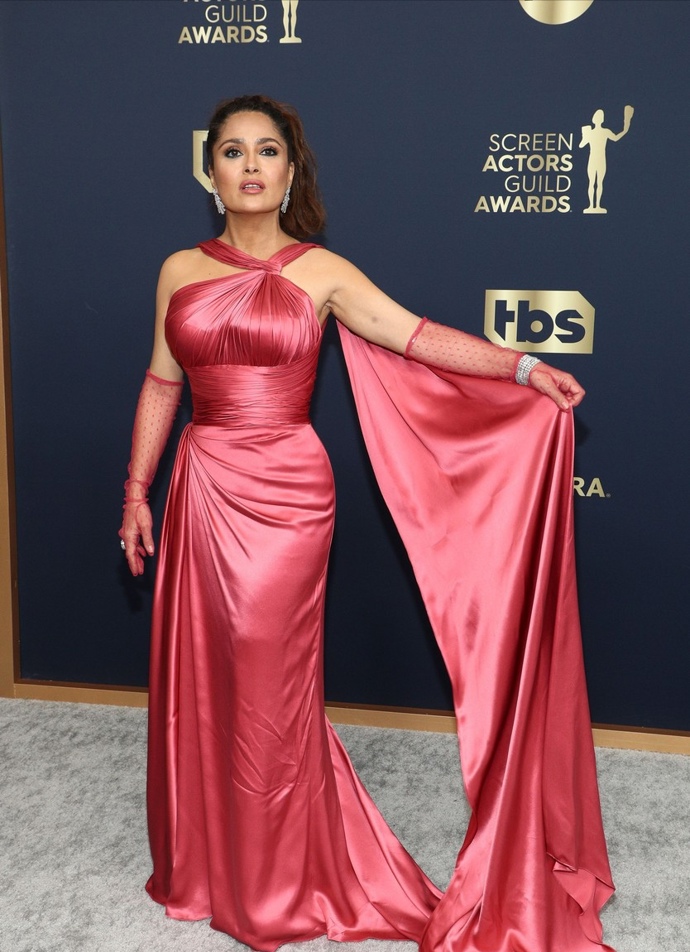 Herečka Salma Hayek (55) se právem řadí mezi nejhezčí ženy světa. Svou krásu navíc dokáže perfektně podtrhnout vhodným outfitem. Jinak tomu nebylo ani v tomto případě, kdy herečka vsadila na smyslné hedvábné šaty v červenorůžovém odstínu s originálně řešenou horní částí modelu.