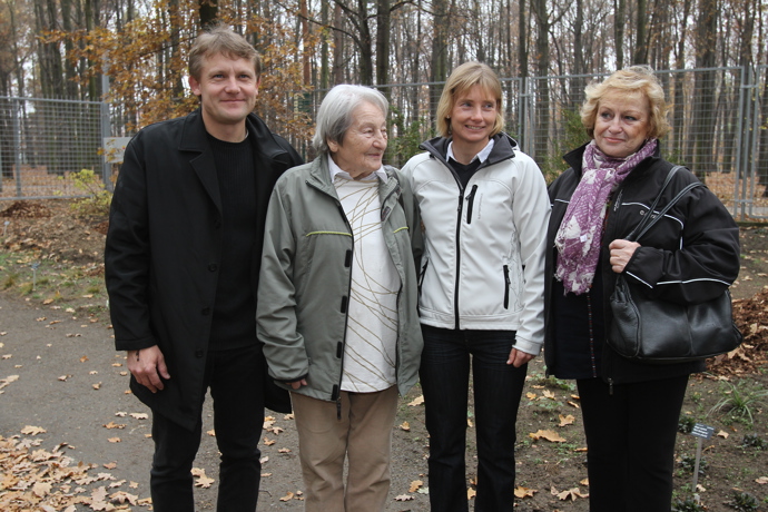 Zleva kanoista Martin Doktor, oštěpařka Dana Zátopková, kajakářka Štěpánka Hilgertová a gymnastka Věra Čáslavská na fotografii z roku 2011.