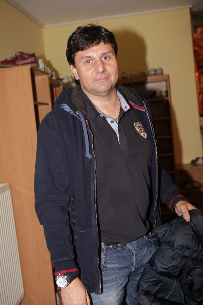 Hokejový trenér Vladimír Růžička dovedl jako kapitán náš reprezentační tým ke zlatým olympijským medailím v Naganu v roce 1998. Po ukončení hráčské kariéry se úspěšně věnuje trenérské kariéře. Stejně jako úspěchy na sportovním poli poutá pozornost svým soukromým životem. Rok po smrti manželky Evy se totiž k nevoli svých potomků i celé rodiny znovu oženil, a to s o čtvrt století mladší striptérkou Marií. Mají spolu čtyřletou dceru Lejlu.