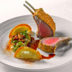 Karé patří mezi nejvíce prémiové kousky z jehněčího masa. Jde o zadní část hřbetu.