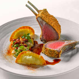 Karé patří mezi nejvíce prémiové kousky z jehněčího masa. Jde o zadní část hřbetu.