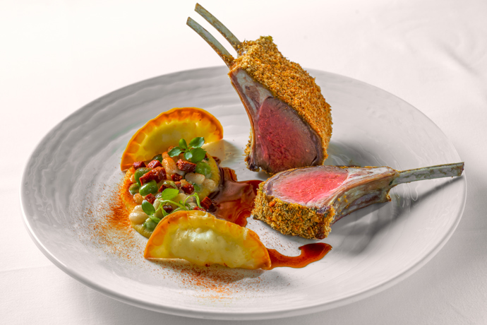 Karé patří mezi nejvíce prémiové kousky z jehněčího masa. Jde o zadní část hřbetu.