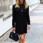 Ačkoli ráda volí pánský styl, když už Ester Ledecká oblékne šaty nebo jen dámský kostýmek, většina přítomných mužů jde do kolen.