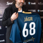 Jaromír Jágr byl hvězdou hokejového týmu, který v roce 1998 vybojoval na olympiádě v Naganu zlatou medaili. Letos, konkrétně 15. února, oslaví padesáté narozeniny. Od roku 2018 hraje za český extraligový klub Rytíři Kladno, jehož je zároveň majoritním vlastníkem. 