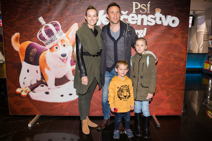 Herec Roman Vojtek je trojnásobným tatínkem. Z předchozího manželství má dvě děti, starší dceru Editu a mladšího syna Benedikta. Petra s nimi vychází skvěle.