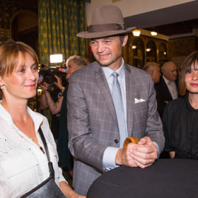 Klára Pollertová-Trojanová s bratrem, vodním slalomářem Lukášem Pollertem na premiéře filmu Šarlatán.