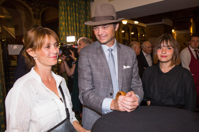 Klára Pollertová-Trojanová s bratrem, vodním slalomářem Lukášem Pollertem na premiéře filmu Šarlatán.