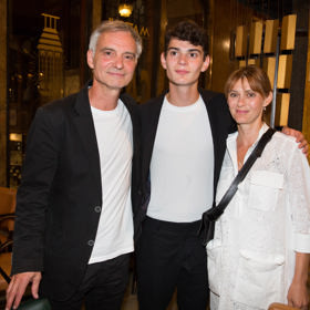 Se synem Josefem pózují rodiče Ivan Trojan a Klára Pollertová-Trojanová.