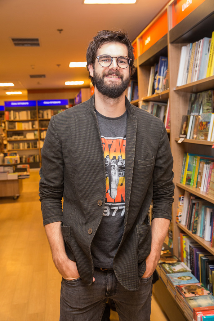 Jonáš Ledecký sice po tátově vzoru hraje na kytaru, realizuje se ale především ve tvorbě komiksů a obrazů. Jonáš je paradoxně barvoslepý.