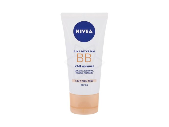 Pokud ráno nemáte čas na dlouhé líčení, vsaďte na BB Cream. Ten v jediném kroku hydratuje a rozjasňuje pleť, zdůrazňuje její přirozený tón, kryje nedokonalosti a chrání před UV zářením. Nivea, 149 Kč