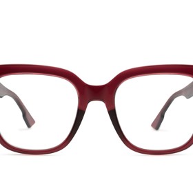 Masivní plastové čtvercové brýle v červeném designu, který skvěle ladí s teplým odstínem pleti a s černými, šedými, bílými nebo tmavě hnědými vlasy. Dior, 7797 Kč