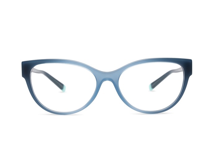 Oblejší Cat Eye tvary obroučků jsou další sázkou na jistotu, která bude letošní rok v kurzu. Modrošedá barva bude nejvíce slušet ženám se studeným odstínem pleti a se světle hnědými, černými nebo světle blond vlasy. Tiffany&Co., 5799 Kč
