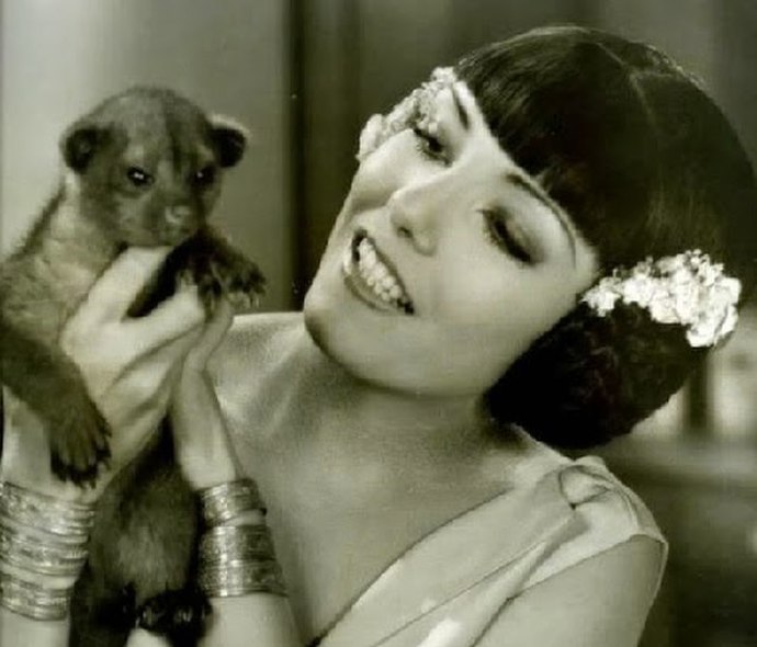 "Miluji, když na mne zaměstnanci studia pokřikují. Nedržím si odstup jen proto, že na rozdíl od nich vydělávám týdně 1 500 dolarů. Třeba o tuto práci přijdu a pak budu na jejich úrovni."