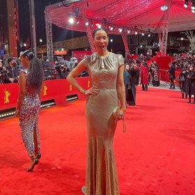 Herečku Annabelle Mandeng (50) nešlo na premiéře filmu Peter von Kant a zahajovacím ceremoniálu Berlinale 2022 rozhodně přehlédnout. Její metalická stříbrná róba s jemným řasením a mašlí u krku nádherně podtrhuje její štíhlou postavu a my tomuto outfitu rozhodně nemáme co vytknout. Vlasy sepnuté do hladkého drdolu a zlatý výrazný náramek navíc celý outfit nádherně doplňují.