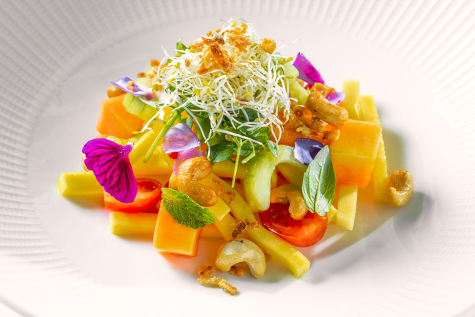 Mangový salát s papájou může posloužit jako dezert.