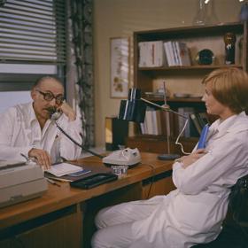 Všimli jste si, že křestní jméno doktora Štrosmajera (Miloš Kopecký) zazní až ve třináctém díle s názvem Setkání? Tehdy diváci zjistili, že se jmenuje Josef.