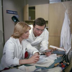 Autor scénáře Jaroslav Dietl chodil na natáčení seriálu Nemocnice na kraji města jen velmi málo. Měl pocit, že tam překáží.