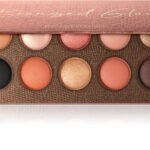 Během líčení očí nejprve naneste na horní víčko a do očního záhybu tmavší oční stín. Následně do vnitřního koutku oka aplikujte světlejší stín. Revolution PRO, 439 Kč.