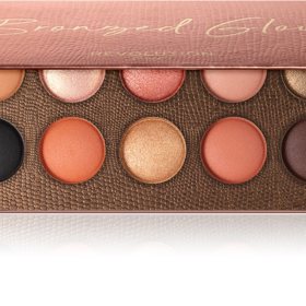 Během líčení očí nejprve naneste na horní víčko a do očního záhybu tmavší oční stín. Následně do vnitřního koutku oka aplikujte světlejší stín. Revolution PRO, 439 Kč.