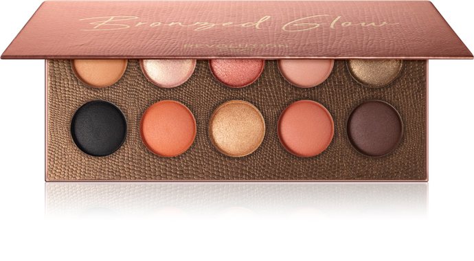 Během líčení očí nejprve naneste na horní víčko a do očního záhybu tmavší oční stín. Následně do vnitřního koutku oka aplikujte světlejší stín. Revolution PRO, 439 Kč.