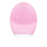 Chcete-li, aby vám rychlé a bezchybné líčení vydrželo celý den, je zapotřebí pleť po ránu před nanesením make-upu důkladně očistit. Ideální je použít například čisticí sonický přístroj s protivráskovým účinkem FOREO Luna™ 3, který během pouhé minuty zanechá vaši pleť dokonale připravenou na nanesení make-upu. Foreo, 4861 Kč