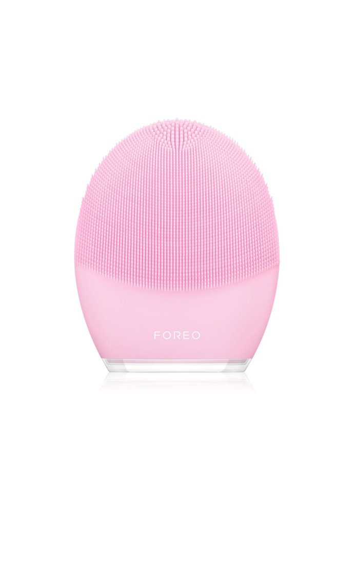 Chcete-li, aby vám rychlé a bezchybné líčení vydrželo celý den, je zapotřebí pleť po ránu před nanesením make-upu důkladně očistit. Ideální je použít například čisticí sonický přístroj s protivráskovým účinkem FOREO Luna™ 3, který během pouhé minuty zanechá vaši pleť dokonale připravenou na nanesení make-upu. Foreo, 4861 Kč