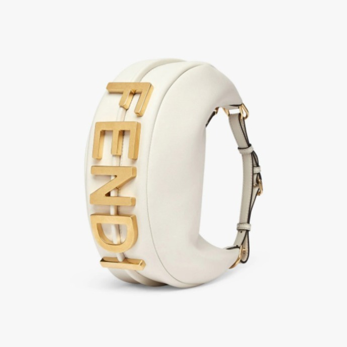 Malá kabelka z měkké bílé kůže s vintage zlatým kovovým nápisem FENDI na spodní straně kabelky. Fendi, 48 800 Kč