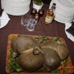 Haggis je vlastně ovčí žaludek nadívaný skopovým masem. Zahušťuje se cibulí a ovesnými vločkami.