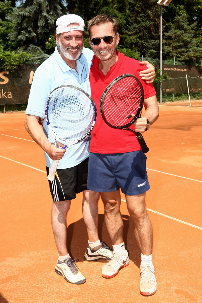 David Suchařípa si s kolegy rád zahraje tenis. Na fotografii s hercem Petrem Vondráčkem.