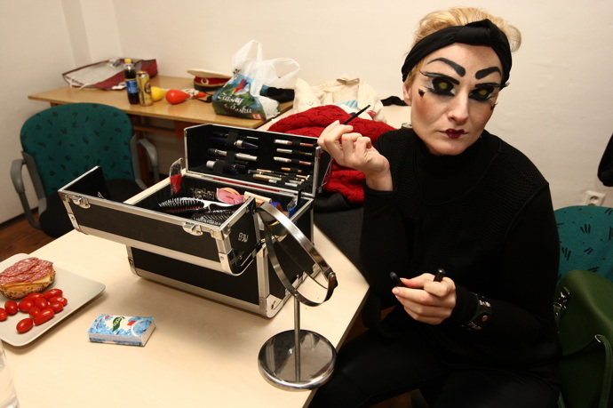 Při natáčení videoklipu Michala Kocába si Iva Pazderková příliš podobná nebyla.