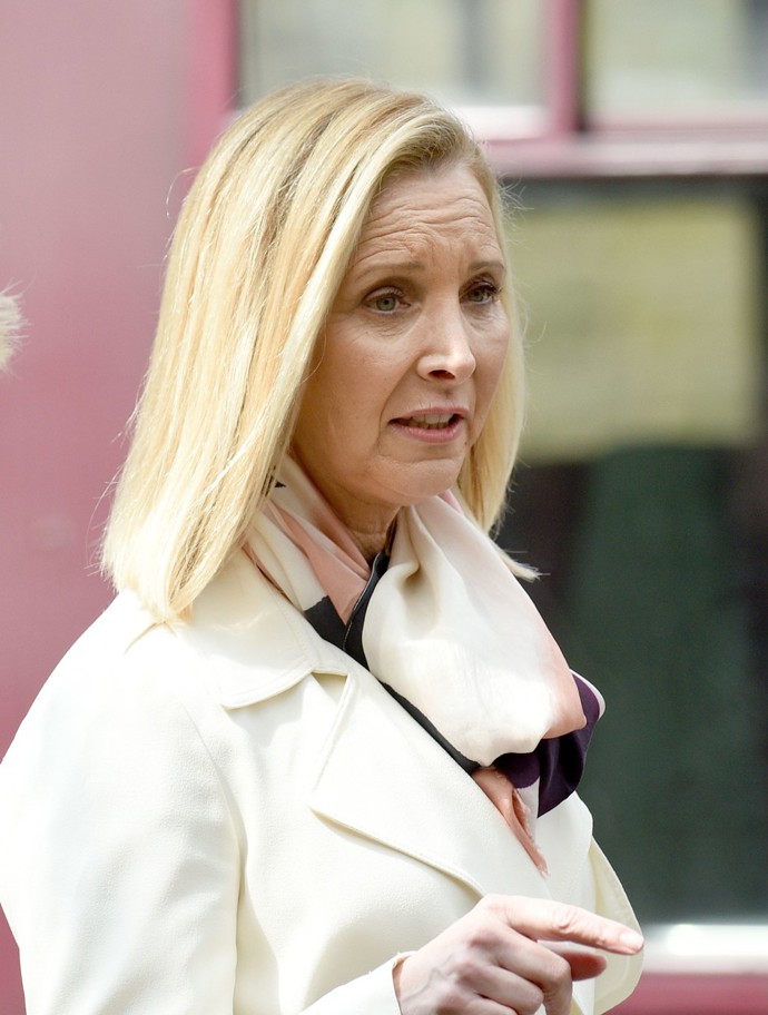 Lisa Kudrow (58) očarovala svět svým charismatem a smyslem pro humor již během natáčení kultovního seriálu Přátelé. Lisa zůstává svá za všech okolností a nebojí se ukázat ani bez dokonalého líčení.
